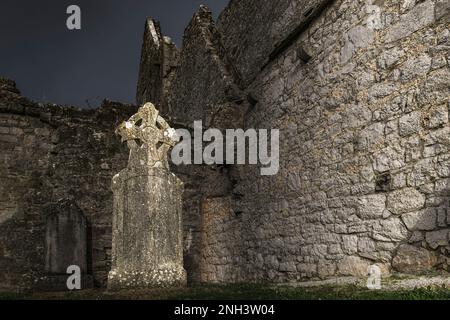 Keltisches Kreuz an den Ruinen von Askeaton Franciscan Friary auf dem River Deel in Askeaton, CO Limerick, Irland Stockfoto