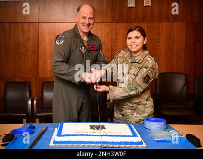 Oberst Sean Rassas, 926. Flügelkommandant, schneidet einen Kuchen mit Airman Yulissa Minero Corona, dem neusten Flugmann im Flügel, während einer Tortenschneidezeremonie zu Ehren des 60.-jährigen Bestehens der Einheit am 10. Dezember 2022 auf dem Luftwaffenstützpunkt Nellis, Nevada. Der 926. Flügel wurde am 28. Dezember 1962 als 926. Truppenfrachtgruppe am Marinestützpunkt Joint Reserve Base, New Orleans, gegründet. Er wurde 1994 zum 926. Kampfflügel ernannt, bevor er 2005 sein Hauptquartier nach Nellis verlegte. Die Einheit wurde 2014 in den 926. Flügel umbenannt. Stockfoto