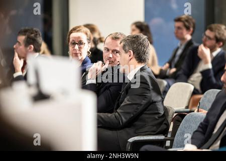 Der französische Minister Olivier Dussopt spricht mit dem französischen Innenminister Gerald Darmanin auf einer von der rechten Partei Renaissance veranstalteten Konvention zum Thema gemeinsamer Wert in Wirtschaft und Unternehmen am 20. Februar 2023 in Paris, Frankreich. Foto: Eliot Blondet / ABACAPRES.COM Stockfoto