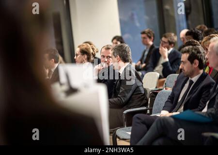 Der französische Minister Olivier Dussopt spricht mit dem französischen Innenminister Gerald Darmanin auf einer von der rechten Partei Renaissance veranstalteten Konvention zum Thema gemeinsamer Wert in Wirtschaft und Unternehmen am 20. Februar 2023 in Paris, Frankreich. Foto: Eliot Blondet / ABACAPRES.COM Stockfoto