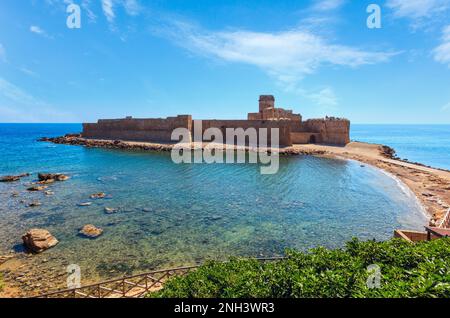 Aragonesische Burg von Le Castella (474 v. Chr. erbaut), eine Festung auf einer kleinen Insel an der Küste des Ionischen Meeres, mit Blick auf die Costa dei Saraceni in der Nähe von Capo Rizzu Stockfoto