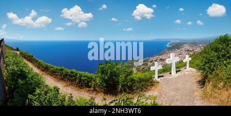 Sommer malerischen Tyrrhenische Meer Küste Kalabriens Blick von Monte Sant Elia (Saint Elia mount, Kalabrien, Italien). Drei Christentum Kreuze auf doppelzi. Stockfoto