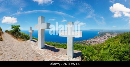 Sommer malerischen Tyrrhenische Meer Küste Kalabriens Blick von Monte Sant'Elia (Saint Elia mount, Kalabrien, Italien) nach oben. Drei Christentum Kreuze auf Mou Stockfoto