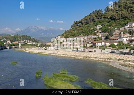 Mali i Tomorrit / Mount Tomorr und osmanische Häuser am Hang entlang des Flusses Osum / Lumi beratit in der Stadt Berat / Berati, Südalbanien Stockfoto