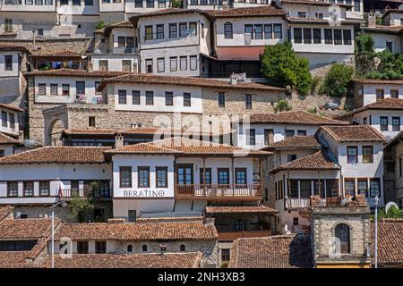 Stadt der Tausend Fenster, altes Viertel mit osmanischen Häusern am Osum River in der Stadt Berat/Berati, Südalbanien Stockfoto