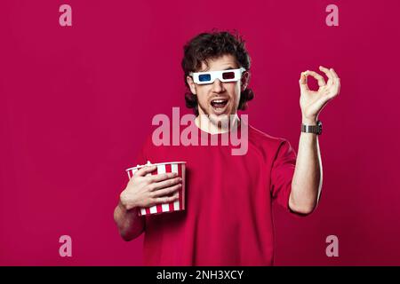 Hübscher Mann mit Bart und 3D-Brillen-T-Shirt mit Popcorn Stockfoto