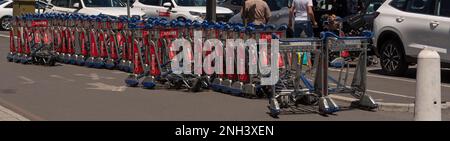 Kapstadt Südafrika. 2023. Schlange an Gepäckwagen auf einem renatl Parkplatz. Stockfoto