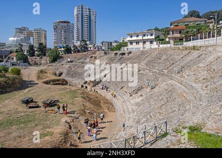 Amphitheater von Durrës / Amfiteintosh i Durrësit, größtes römisches Amphitheater auf der Balkanhalbinsel im Stadtzentrum von Durres, Nordalbanien Stockfoto