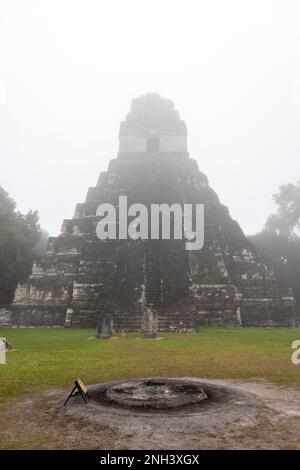 Maya-Tempel Guatemala. Tempel 1 oder großer jaguar Tempel im Tikal-Nationalpark, der zum UNESCO-Weltkulturerbe gehört. Das Grand Plaza Stockfoto