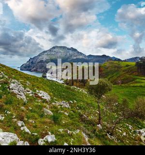 Frühling Meer Küste Landschaft mit felsigen Kap und kleine Bucht (San Julian Beach, Liendo, Kantabrien, Spanien). Stockfoto