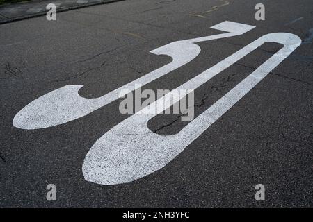 Geschwindigkeitsbegrenzung 30 km/h auf Asphaltstraße Stockfoto