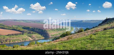 Fantastischer Blick auf den Frühling auf den Dnister River Canyon mit malerischen Felsen, Feldern und Blumen. Dieser Ort nannte Shyshkovi Gorby, Nahoriany, Czernivtsi regi Stockfoto