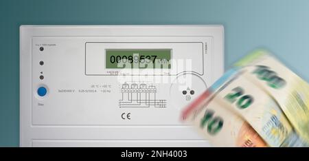 Digitaler Stromzähler. Energiekrisenkonzept. Mehr Geld für Strom Stockfoto