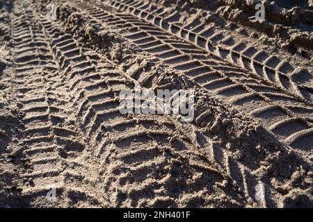 Fahrzeugreifen spuren im Sand an einem sonnigen Tag Stockfoto