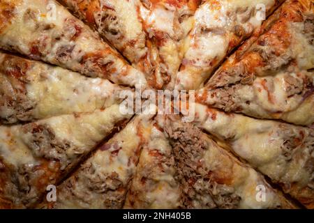 Nahaufnahme einer köstlichen Pizza mit Thunfisch, Käse und Tomatensauce Stockfoto