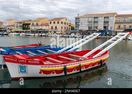 Provenzalische Schiffe von Mittelmeerfischern, die für das Turnier im Hafen von Mèze im französischen Departement herault aufgestellt wurden. barques provencalales de p