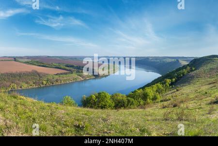 Fantastischer Blick auf den Frühling auf den Dnister River Canyon mit malerischen Felsen, Feldern und Blumen. Dieser Ort nannte Shyshkovi Gorby, Nahoriany, Czernivtsi regi Stockfoto