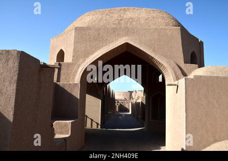 Pfad mit Bögen durch die Zitadelle von Bam, Iran Stockfoto