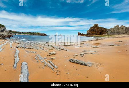 Schöne sandige Playa Del Portio (Biskaya, Kantabrien, Spanien) Sommerlandschaft. Blick auf die Atlantikküste mit Felsformationen. Stockfoto