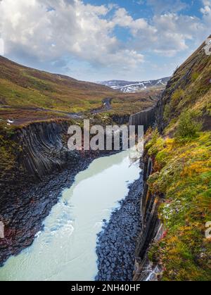 Herbst die malerische Studlagil-Schlucht ist eine Schlucht in Jokuldalur, Ostisland. Berühmte säulenförmige Basaltsteinformationen und der Fluss Jokla fließt durch i Stockfoto