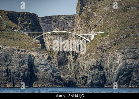 Mizen Head Bridge, die zur Mizen Head Signalstation und zum Besucherzentrum, CO Cork, Atlantic, West Ireland führt. Stockfoto