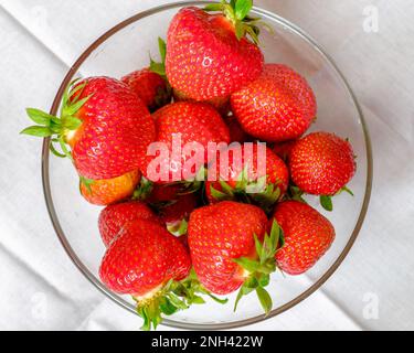 Erdbeeren in einer Platte auf einem weißen Hintergrund Stockfoto
