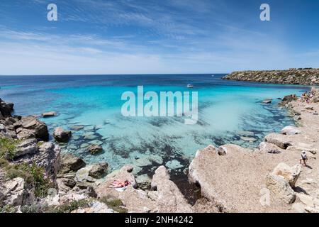 Panoramablick auf den Strand von Cala Azzurra, Favignana Stockfoto