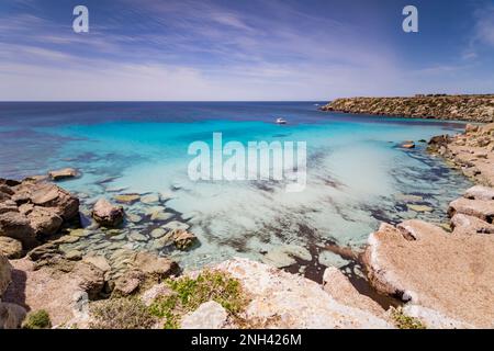 Panoramablick auf den Strand von Cala Azzurra, Favignana Stockfoto