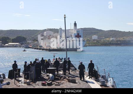 221210-N-N3764-0001 KARIBISCHES MEER - (10. Dez. 2022) – die Vorsehung an Bord des Küstenschiffes USS Milwaukee (LCS 5) der Freedom-Variante bietet einen Blick auf die USNS Comfort (T-AH 20), nachdem sie die Marinestation Guantanamo Bay am 10. Dez. 2022 verlassen hat. Milwaukee wird im US-Flottengebiet 4. unter dem Destroyer-Geschwader 40 und Commander der Task Force 45 eingesetzt, mit einer Mission, die kombinierte Marineeinsätze, Übungen und Partnerschaftsaufbau durchführt. Und fungiert als Dienstleister der Gemeinsamen Interinstitutionellen Task Force Süd zur Unterstützung von Missionen zur Bekämpfung des illegalen Drogenhandels in Th Stockfoto