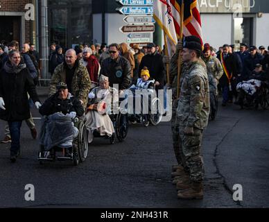 Vincent Speranza salutiert Soldaten der 101. Luftwaffe (Luftangriff) anlässlich der Parade 78. zur Gedenkfeier der Ardenschlacht am 10. Dezember 2022 in Bastogne (Belgien). Speranza ist Veteran der Ardennenschlacht und der Belagerung von Bastogne im Winter 1944. Die Gedenkfeier ist es, die Veteranen des Zweiten Weltkriegs zu ehren, denen wir für immer in unserer Schuld stehen, die den selbstlosen Dienst und die Opferbereitschaft demonstriert haben, die die größte Generation bei der Verteidigung des Weltfriedens und der globalen Sicherheit charakterisieren. Stockfoto