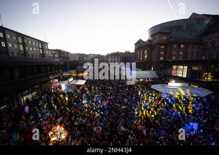 Mainz, Deutschland. 20. Februar 2023. Hunderte von Menschen feiern auf dem Gutenbergplatz nach der Shrove-Montags-Parade. Das Motto der Prozession lautete: "In Mainz steht Shrovetide voll und ganz für Frieden, Freiheit, Toleranz!" Aufgrund der Corona-Pandemie fand sie zum ersten Mal seit zwei Jahren statt. Kredit: Sebastian Christoph Gollnow/dpa/Alamy Live News Stockfoto