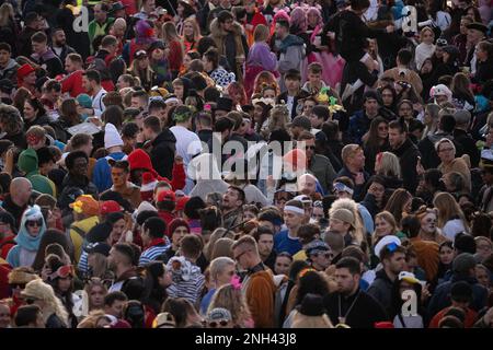 Mainz, Deutschland. 20. Februar 2023. Hunderte von Menschen feiern auf dem Gutenbergplatz nach der Shrove-Montags-Parade. Das Motto der Prozession lautete: "In Mainz steht Shrovetide voll und ganz für Frieden, Freiheit, Toleranz!" Aufgrund der Corona-Pandemie fand sie zum ersten Mal seit zwei Jahren statt. Kredit: Sebastian Christoph Gollnow/dpa/Alamy Live News Stockfoto