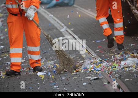 Mainz, Deutschland. 20. Februar 2023. Mitarbeiter des städtischen Reinigungsdienstes räumen nach der Shrove-Montag-Parade auf. Das Motto der Prozession lautete: "In Mainz steht Shrovetide voll und ganz für Frieden, Freiheit, Toleranz!" Aufgrund der Corona-Pandemie fand sie zum ersten Mal seit zwei Jahren statt. Kredit: Sebastian Christoph Gollnow/dpa/Alamy Live News Stockfoto