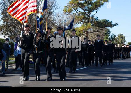 Mitglieder des West Carteret High School Naval Junior Reserve Officer Training Corps marschieren in Formation während der Morehead City Christmas Parade 2022 am 10. Dezember 2022, Morehead City, North Carolina. USA Marines of Marine Corps Air Station Cherry Point nahm an der Parade Teil, um ihre Wertschätzung für die Unterstützung zu zeigen, die die Gemeinde kontinuierlich bereitstellt. Stockfoto