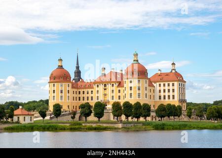 Deutschland, Sachsen, Moritzburg. Die Burg wurde von Herzog Moritz als Jagdhütte erbaut und wurde unter der Herrschaft von August, dem S, zu einem königlichen Vergnügungspalast Stockfoto