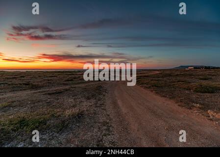 Feldweg in der Nähe des Leuchtturms Punta Sottile in der Abenddämmerung, Favignana Stockfoto