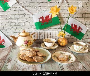 Zur Feier des St. davids-Tages walisische Flagge Daffodils walisische Kuchen im Vintage-Stil Stockfoto