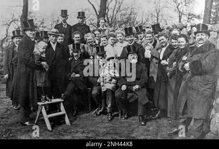 Leute, die für ein Foto posieren, Männer, Frauen, Kinder, Hüte, Niedersachsen, Deutschland, etwa 1900 Stockfoto