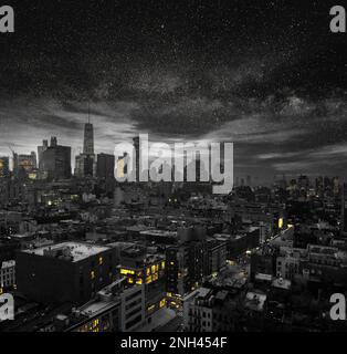 Gelbe Lichter und Sterne in einem schwarz-weißen Stadtbild mit den Gebäuden der Skyline von Manhattan in New York City, NYC Stockfoto