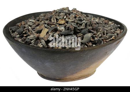 Kakaonibs in einer Holzschüssel isoliert auf weißem Hintergrund Stockfoto