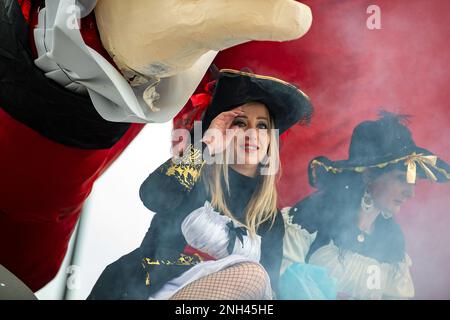 Die Wandergruppe, verkleidet als Piraten des Peter Pan und Kapitän Hook, maskierter Floß während der Karnevalsparade Santa Rufina in Rieti, Italien, am 19. Februar 2023 (Foto von Riccardo Fabi/NurPhoto). Kredit: NurPhoto SRL/Alamy Live News Stockfoto