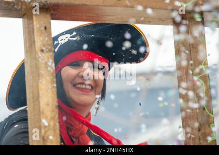 Die Wandergruppe, verkleidet als Piraten des Peter Pan und Kapitän Hook, maskierter Floß während der Karnevalsparade Santa Rufina in Rieti, Italien, am 19. Februar 2023 (Foto von Riccardo Fabi/NurPhoto). Kredit: NurPhoto SRL/Alamy Live News Stockfoto