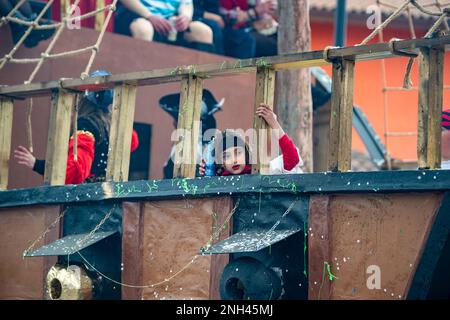 Die Wandergruppe, verkleidet als Piraten des Peter Pan und Kapitän Hook, maskierter Floß während der Karnevalsparade Santa Rufina in Rieti, Italien, am 19. Februar 2023 (Foto von Riccardo Fabi/NurPhoto). Kredit: NurPhoto SRL/Alamy Live News Stockfoto