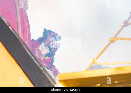 Die Wandergruppe, verkleidet als Piraten des Peter Pan und Kapitän Hook, maskierter Floß während der Karnevalsparade Santa Rufina in Rieti, Italien, am 19. Februar 2023 (Foto von Riccardo Fabi/NurPhoto). Kredit: NurPhoto SRL/Alamy Live News Stockfoto