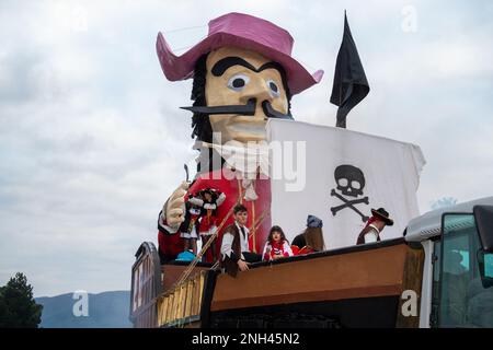 Die Wandergruppe, verkleidet als Piraten des Peter Pan und Kapitän Hook, maskierter Floß während der Karnevalsparade Santa Rufina in Rieti, Italien, am 19. Februar 2023 (Foto von Riccardo Fabi/NurPhoto). Kredit: NurPhoto SRL/Alamy Live News Stockfoto