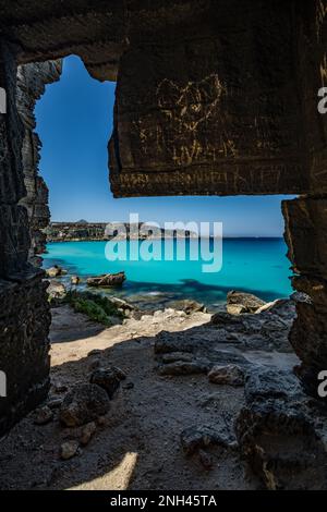 Blick auf die Bucht von Cala Rossa von einer Tuffhöhle, Favignana Stockfoto