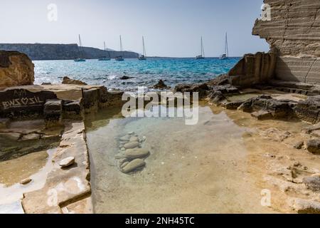 Vertäute Segelboote in der Bucht von Cala Rossa, Favignana Stockfoto