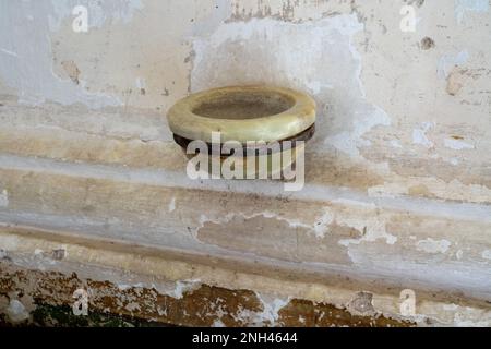 Ein Onyx-Stoup oder ein Weihwasserbecken in der Kirche Soledad Vista Hermosa in San Agustin, Etla, Oaxaca, Mexiko. Stockfoto