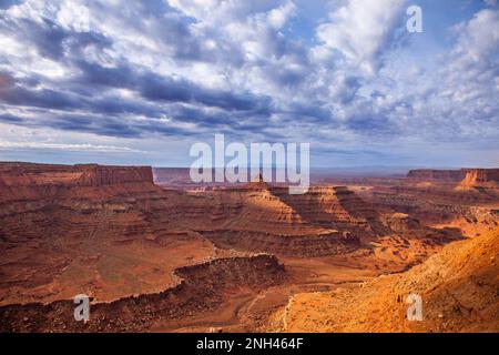 Südblick vom Marlboro Point über Shafer Canyon, in der Nähe von Moab, Utah. Der Dead Horse Point State Park mit dem Bears Ears National Monument befindet sich auf der linken Seite Stockfoto