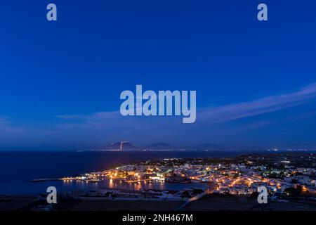 Panoramablick auf die Stadt Favignana bei Einbruch der Dunkelheit, Italien Stockfoto